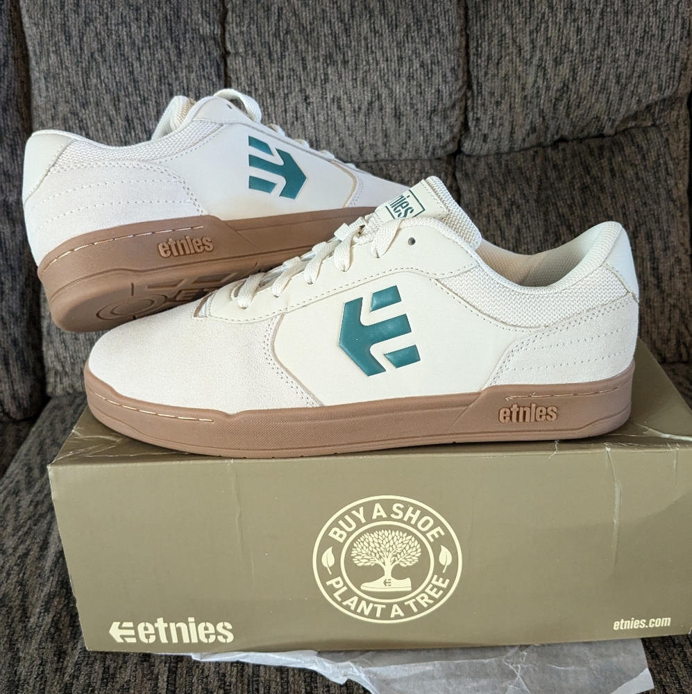 Never worn Etnies men's size 7.5